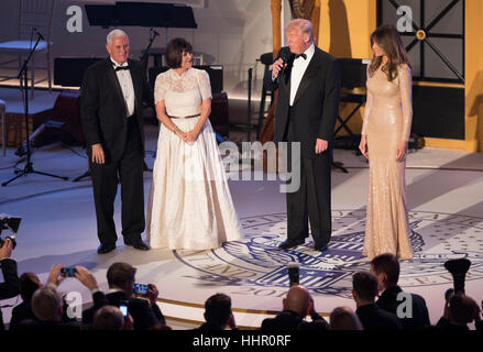 Washington, DC, USA. 19 Jan, 2017. -Vice-président élu des États-Unis Mike Pence, sa femme Karen Pence et la Première Dame élu des États-Unis écouter le président élu des États-Unis Donald J. Trump parler alors qu'il participait à un "dîner aux chandelles" pour remercier les donateurs à Washington, DC. Crédit : Chris Kleponis/Piscine/MediaPunch /CNP via Alamy Live News Banque D'Images