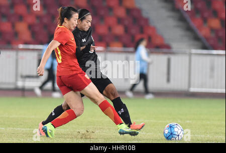 Foshan, Chine. 19 Jan, 2017. **Un usage éditorial uniquement. Chine OUT** L'équipe féminine chinoise bat l'équipe féminine de la Thaïlande au match de football à Foshan, Guangdong, la Chine du sud. Crédit : SIPA Asie/ZUMA/Alamy Fil Live News Banque D'Images