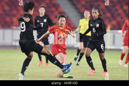 Foshan, Chine. 19 Jan, 2017. **Un usage éditorial uniquement. Chine OUT** L'équipe féminine chinoise bat l'équipe féminine de la Thaïlande au match de football à Foshan, Guangdong, la Chine du sud. Crédit : SIPA Asie/ZUMA/Alamy Fil Live News Banque D'Images