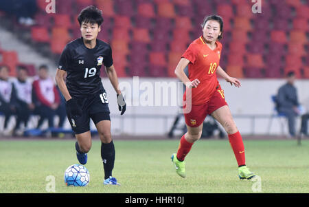 Foshan, Chine. 19 Jan, 2017. **Un usage éditorial uniquement. Chine OUT** L'équipe féminine chinoise bat l'équipe féminine de la Thaïlande au match de football à Foshan, Guangdong, la Chine du sud. Crédit : SIPA Asie/ZUMA/Alamy Fil Live News Banque D'Images