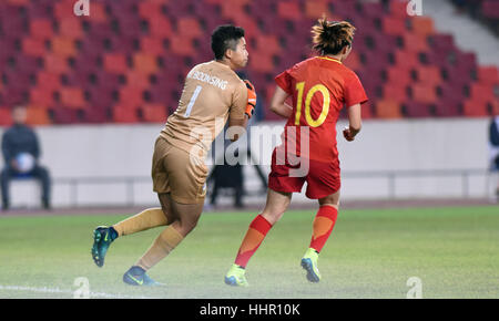 Foshan, Chine. 19 Jan, 2017. **Un usage éditorial uniquement. Chine OUT** L'équipe féminine chinoise bat l'équipe féminine de la Thaïlande au match de football à Foshan, Guangdong, la Chine du sud. Crédit : SIPA Asie/ZUMA/Alamy Fil Live News Banque D'Images