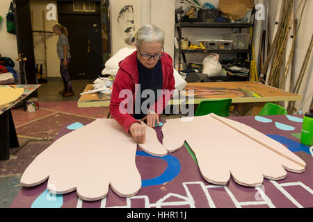 Seattle, USA. 19 Jan, 2017. Norma Baum à l'Womxn urbain à construire Art Mars oeuvres. Dix grandes marionnettes femmes fortes sont construites pour l'Womxn sur Mars de Seattle. D'être représentés sont des figures féministes actuelles et historiques y compris Dolores Huerta, Rosa Parks et Helen Keller. La marche aura lieu le 21 janvier 2017 en solidarité avec la Marche des femmes sur Washington D.C. Crédit : Paul Gordon/Alamy Live News Banque D'Images