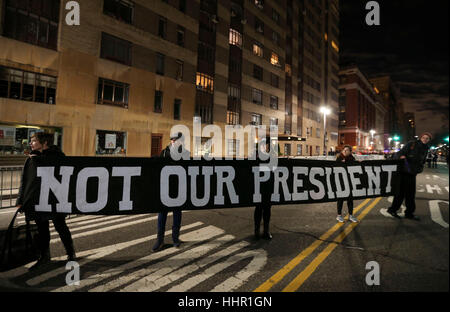 New York, USA. 19 Jan, 2017. Les gens prennent part à une pré-inauguration manifestation contre le président élu des Etats-Unis, Donald Trump à New York le 19 janvier 2017. Donald Trump sera assermenté comme nouveau président des États-Unis à Washington, DC le vendredi. Credit : Wang Ying/Xinhua/Alamy Live News Banque D'Images