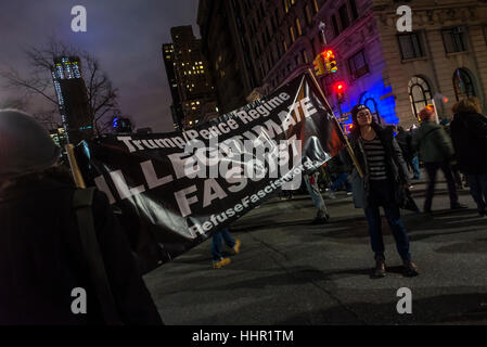 New York, USA. 19 janvier 2017. À la veille de l'investiture présidentielle des milliers de New Yorkais se sont rassemblés sur Central Park West pour protester contre l'inauguration de l'atout de Donald. Le rallye, demandé par Michael Moore, Alec Baldwin, Al Sharpton, Rosy Perez et maire de la ville de New York, Bill De Blasio, étirée du Columbus Circle à l'Ouest 67e Rue. Ceux qui étaient trop loin regardé une émission en direct sur leurs téléphones intelligents. © Stacy Walsh Rosenstock/Alamy Live News Banque D'Images