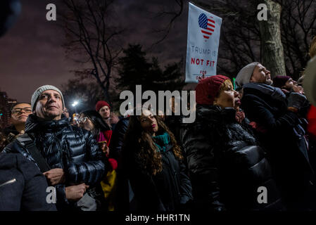 New York, USA. 19 janvier 2017. À la veille de l'investiture présidentielle des milliers de New Yorkais se sont rassemblés sur Central Park West pour protester contre l'inauguration de l'atout de Donald. Le rallye, demandé par Michael Moore, Alec Baldwin, Al Sharpton, Rosy Perez et maire de la ville de New York, Bill De Blasio, étirée du Columbus Circle à l'Ouest 67e Rue. Ceux qui étaient trop loin regardé une émission en direct sur leurs téléphones intelligents. © Stacy Walsh Rosenstock/Alamy Live News Banque D'Images