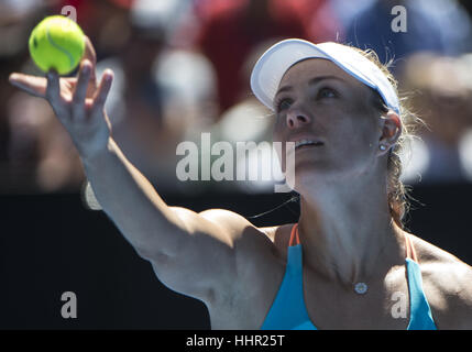 Melbourne, Australie. 20 Jan, 2017. Angelique Kerber sert de l'Allemagne au cours de la féministe des célibataires troisième série match contre Kristyna Pliskova de la République tchèque à l'Australian Open Tennis Championships à Melbourne, Australie, le 20 janvier 2017. Kerber a gagné 2-0. Credit : Lui Siu Wai/Xinhua/Alamy Live News Banque D'Images