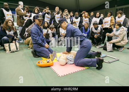 Les membres du Service d'incendie de Tokyo d'enseigner les techniques de premiers soins pour les résidents étrangers au Parc Olympique Komazawa le 20 janvier 2017, Tokyo, Japon. Environ 366 résidents étrangers de Tokyo ont été instruits de la manière de se protéger en cas de tremblement de terre par le service d'incendie de Tokyo. Aux côtés de 38 volontaires, dont l'anglais, chinois, espagnol et français des interprètes, les participants ont appris les premiers soins, les techniques de sauvetage, et à propos de l'abri, et a également connu les secousses d'un séisme majeur. Le Gouvernement de Tokyo a organisé la formation des résidents étrangers afin de promouvoir la sensibilisation à l'nee Banque D'Images