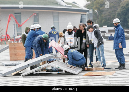 Les membres du Service d'incendie de Tokyo d'enseigner les techniques de sauvetage pour les résidents étrangers au Parc Olympique Komazawa le 20 janvier 2017, Tokyo, Japon. Environ 366 résidents étrangers de Tokyo ont été instruits de la manière de se protéger en cas de tremblement de terre par le service d'incendie de Tokyo. Aux côtés de 38 volontaires, dont l'anglais, chinois, espagnol et français des interprètes, les participants ont appris les premiers soins, les techniques de sauvetage, et à propos de l'abri, et a également connu les secousses d'un séisme majeur. Le Gouvernement de Tokyo a organisé la formation pour les résidents étrangers à promouvoir la prise de conscience de la nécessité t Banque D'Images