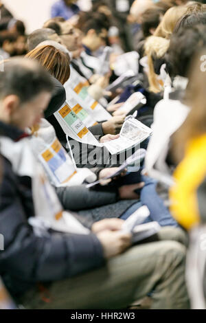 Les résidents étrangers participent à un exercice catastrophe au Parc Olympique Komazawa le 20 janvier 2017, Tokyo, Japon. Environ 366 résidents étrangers de Tokyo ont été instruits de la manière de se protéger en cas de tremblement de terre par le service d'incendie de Tokyo. Aux côtés de 38 volontaires, dont l'anglais, chinois, espagnol et français des interprètes, les participants ont appris les premiers soins, les techniques de sauvetage, et à propos de l'abri, et a également connu les secousses d'un séisme majeur. Le Gouvernement de Tokyo a organisé la formation des résidents étrangers pour promouvoir la prise de conscience de la nécessité de se préparer au cas où un gros earthqua Banque D'Images