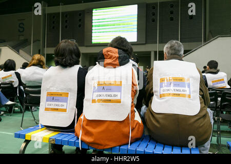 Les résidents étrangers participent à un exercice catastrophe au Parc Olympique Komazawa le 20 janvier 2017, Tokyo, Japon. Environ 366 résidents étrangers de Tokyo ont été instruits de la manière de se protéger en cas de tremblement de terre par le service d'incendie de Tokyo. Aux côtés de 38 volontaires, dont l'anglais, chinois, espagnol et français des interprètes, les participants ont appris les premiers soins, les techniques de sauvetage, et à propos de l'abri, et a également connu les secousses d'un séisme majeur. Le Gouvernement de Tokyo a organisé la formation des résidents étrangers pour promouvoir la prise de conscience de la nécessité de se préparer au cas où un gros earthqua Banque D'Images