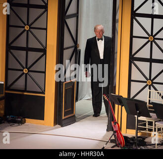 Washington, USA. 19 Jan, 2017. Le président élu des États-Unis Donald J. Trump arrive à un dîner aux chandelles' 'pour remercier les donateurs à Washington, DC, le 19 janvier 2017. Crédit : Chris Kleponis/Piscine via CNP - AUCUN FIL SERVICE - Photo : Chris Kleponis/consolidé/dpa/Alamy Live News Banque D'Images