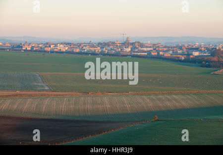 Maiden Castle près de Dorchester, Dorset, UK. 20 janvier 2017. Lever du soleil à Madien colorée croquante et château en 2004/2005 la distance. © Dan Tucker/Alamy Live News Banque D'Images