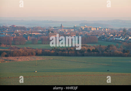 Maiden Castle près de Dorchester, Dorset, UK. 20 janvier 2017. Lever du soleil à Madien colorés croquants Château et Dorchester, au loin. © Dan Tucker/Alamy Live News Banque D'Images