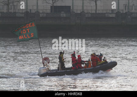 Londres, Royaume-Uni. 20 Jan, 2017. Un canot voiles de la Tamise avec le drapeau dans le cadre de construire des ponts pas des murs protester le jour Président élu Donald Trump est inauguré comme le 45e président des États-Unis Crédit : amer ghazzal/Alamy Live News Banque D'Images