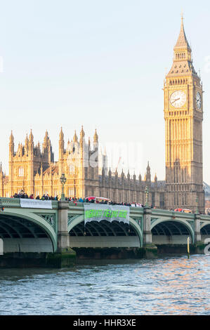 Londres, Royaume-Uni. 20 janvier 2017. Les militants sur le pont de Westminster prendre part à un événement mondial appelé "Des ponts pas des murs" le jour de l'inauguration de Donald Trump comme président des États-Unis d'exprimer leur solidarité et de défiance contre l'extrême droite de politiques démocratiques occidentaux. À Londres, des banderoles ont été accrochées sur les ponts sur la Tamise. © Stephen Chung / Alamy Live News Banque D'Images