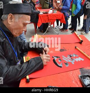 Hanoi, Vietnam. 20 Jan, 2017. Un ancien écrit en caractères chinois au Musée d'ethnologie à Hanoi, capitale du Vietnam, au cours d'une activité à découvrir sur le thème de la fête de la nouvelle année lunaire au Vietnam le 20 janvier, 2017. Credit : Yan Jianhua/Xinhua/Alamy Live News Banque D'Images