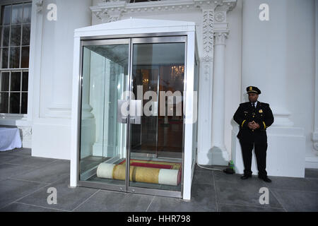 Washington, USA. 20 Jan, 2017. Le tapis rouge est assis et laminés et attendre que le président élu, Donald Trump à l'intérieur de l'Amérique du portique de la Maison Blanche le 20 janvier 2017 à Washington, DC Trump devient le 45e président des États-Unis. Credit : MediaPunch Inc/Alamy Live News Banque D'Images