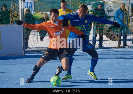 Arosa, Suisse, le 20 janvier 2017. Michael Mols et Paulo Sergio lutte lors de la 7ème Coupe du Monde de Football Neige Inofficiel à Arosa. © Rolf Simeon/bildgebend.ch/Alamy Live News Banque D'Images