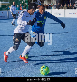 Arosa, Suisse, le 20 janvier 2017. David Odonkor et Paulo Sergio lutte pour le ballon au cours de la 7e Coupe du Monde de Football Neige Inofficiel à Arosa. © Rolf Simeon/bildgebend.ch/Alamy Live News Banque D'Images