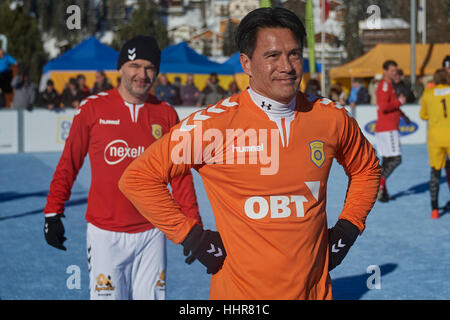 Arosa, Suisse, le 20 janvier 2017. Stéphane Chapuisat et Michael Mols lors de la 7ème Coupe du Monde de Football Neige Inofficiel à Arosa. © Rolf Simeon/bildgebend.ch/Alamy Live News Banque D'Images