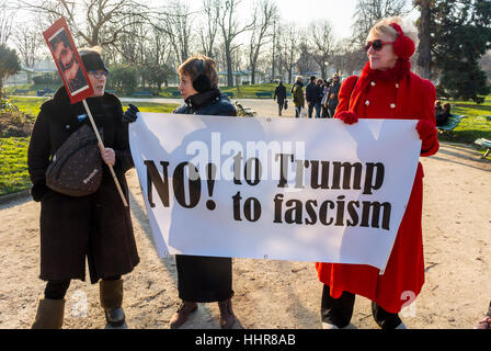 Paris, France, peuple américain, petit groupe de personnes, politique des femmes, à la manifestation anti-Trump devant l'ambassade américaine, affiche de protestation, trump paris Banque D'Images