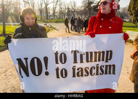 Paris, France, peuple américain, petit groupe de femmes, à la manifestation anti-Trump devant l'ambassade américaine, manifestations, atterrir paris, démocratie américaine Banque D'Images