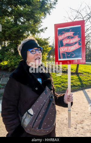 Paris, France, peuple américain, femme, manifestation anti-Trump devant l'ambassade américaine, manifestations, trump paris Banque D'Images