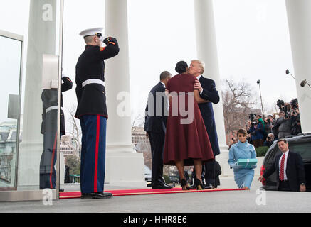 Washington DC, USA. 20 Jan, 2017. Le président élu, Donald Trump embrasse la Première Dame Michelle Obama comme salut et son épouse Melania sont accueillis par le président Barack Obama et la Première Dame qu'ils arrivent à la Maison blanche avant son investiture à Washington, DC Le 20 janvier 2017. Plus tard aujourd'hui, Donald Trump seront assermentés à titre de président de la 45e. Credit : MediaPunch Inc/Alamy Live News Banque D'Images