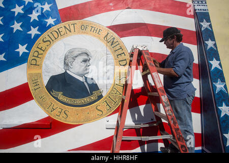 Fort Myers, États-Unis. 20 Jan, 2017. Leo Pile, un artiste local et ancien combattant de l'armée américaine à Fort Myers, FL dresse un portrait du futur président, Donald J. Trump. Credit : Katy Danca Galli/Alamy Live News Banque D'Images