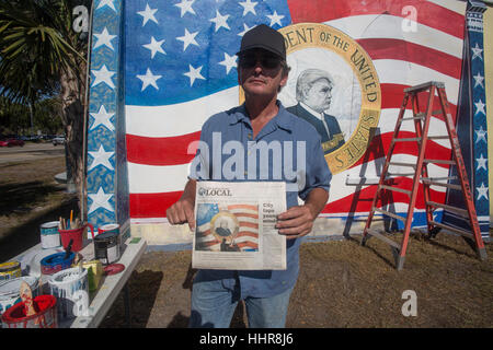 Fort Myers, États-Unis. 20 Jan, 2017. Leo Pile, un artiste local et ancien combattant de l'armée américaine à Fort Myers, FL dresse un portrait du futur président, Donald J. Trump. Credit : Katy Danca Galli/Alamy Live News Banque D'Images