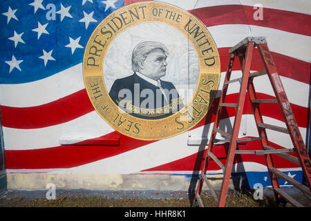 Fort Myers, États-Unis. 20 Jan, 2017. Leo Pile, un artiste local et ancien combattant de l'armée américaine à Fort Myers, FL dresse un portrait du futur président, Donald J. Trump. Credit : Katy Danca Galli/Alamy Live News Banque D'Images