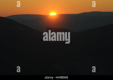 Powys, Pays de Galles, Royaume-Uni. 20 Jan, 2017. Le soleil se couche après une journée froide à l'ensemble de pays de Galles sur Bradnor Hill près de Kington, Herefordshire. UK. Crédit : Andrew Compton/Alamy Live News Banque D'Images