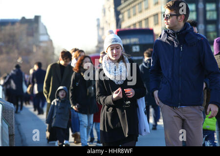 Westminster, London, UK. 20 Jan, 2017. Les touristes sur le pont de Westminster par un après-midi ensoleillé à Londres. Credit : Dinendra Haria/Alamy Live News Banque D'Images