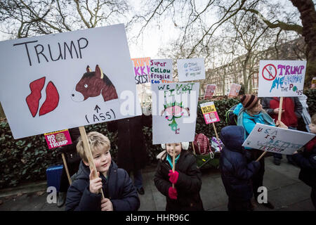 Londres, Royaume-Uni. Le 20 janvier, 2017. Anti-Trump manifestations devant l'ambassade américaine de Londres le jour de l'investiture présidentielle de Donald Trump © Guy Josse Banque D'Images