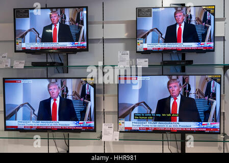 Londres, Royaume-Uni. 20 Jan, 2017. Plat dans un magasin à diffuser la vidéo en direct de l'inauguration de l'atout de Donald comme président des États-Unis, qui a lieu à Washington, DC aujourd'hui. Crédit : Stephen Chung/Alamy Live News Banque D'Images