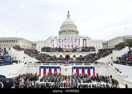Washington DC, USA. 20 Jan, 2017. Le président Donald Trump prête le serment d'Office lors de son investiture le 20 janvier 2017 à Washington, DC, Trump est devenu le 45e président des États-Unis. Credit : MediaPunch Inc/Alamy Live News Banque D'Images