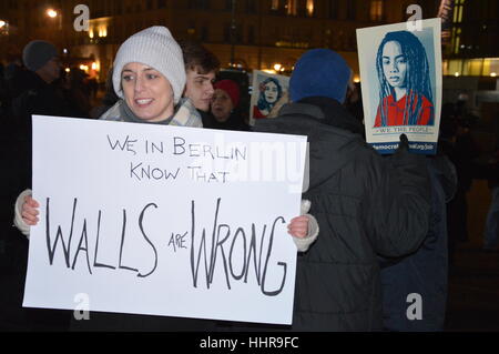 Berlin, Allemagne. 20 Jan, 2017. Anti-Trump une démonstration à la porte de Brandebourg à Berlin Crédit : Markku Rainer Peltonen/Alamy Live News Banque D'Images