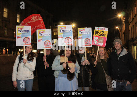 Newcastle, Royaume-Uni. 20 janvier 2017. Les gens se rassemblent à Gray's Monument à Newcastle pour protester contre le président américain élu Donald Trump. Crédit : David Whinham/Alamy Live News Banque D'Images