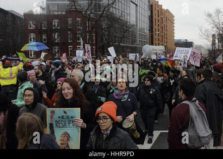 Washington, District de Columbia, Etats-Unis. 20 Jan, 2017. Une vue plongeante J Street à Washington, DC en un grand groupe de personnes, certaines avec des signes, a organisé une marche de protestation le jour de l'inauguration du président Donald Trump, après qu'il a prêté serment, mais avant que le défilé dans Pennsylvania Avenue. Credit : Evan Golub/ZUMA/Alamy Fil Live News Banque D'Images