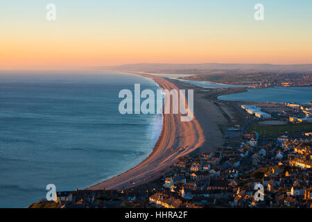 Hauteurs de Portland, Portland, Dorset, UK. 20 Jan, 2017. Météo britannique. La vue de Portland Heights sur l'Île de Portland, dans le Dorset à l'ouest le long de la plage de Chesil sur une froide journée tranquille en fin d'après-midi peu avant le coucher du soleil. Crédit photo : Graham Hunt/Alamy Live News Banque D'Images