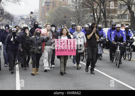 Washington, District de Columbia, Etats-Unis. 20 Jan, 2017. Perturber20 manifestants mars sur Massachusetts Avenue à Washington, DC, près des lieux d'une émeute plus tôt par un groupe de manifestants violents que brisé des fenêtres à un café Starbucks. Crédit : Brian Branch :/ZUMA/Alamy Fil Live News Banque D'Images