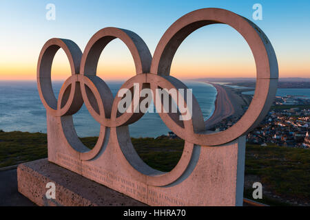 Hauteurs de Portland, Portland, Dorset, UK. 20 janvier 2017. Météo britannique. La pierre de Portland Londres 2012 anneaux olympiques à Portland Heights sur l'Île de Portland, dans le Dorset à l'ouest le long de la plage de Chesil sur une froide journée tranquille en fin d'après-midi peu avant le coucher du soleil. Crédit photo : Graham Hunt/Alamy Live News. Banque D'Images