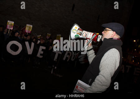 Cardiff, Royaume-Uni. Le 20 janvier, 2017. Des manifestants devant le château de Cardiff, au Pays de Galles dans le cadre d'une manifestation contre le président sortant, Donald Trump, organisé par Stand Up au racisme. Credit : Aimee Herd/Alamy Live News Banque D'Images