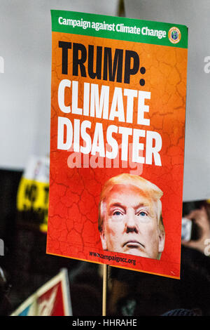 Londres, Royaume-Uni. Le 20 janvier, 2017. Des représentants de plusieurs groupes, y compris la campagne contre le changement climatique, de protester contre l'investiture du président Donald Trump à l'extérieur de l'ambassade des États-Unis à Londres. Credit : Mark Kerrison/Alamy Live News Banque D'Images