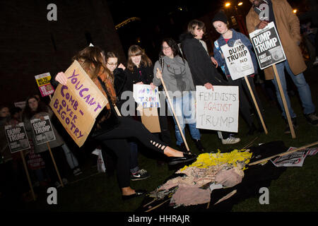 Cardiff, Royaume-Uni. Le 20 janvier, 2017. Des manifestants devant le château de Cardiff, au Pays de Galles dans le cadre d'une manifestation contre le président sortant, Donald Trump, organisé par Stand Up au racisme. Credit : Aimee Herd/Alamy Live News Banque D'Images