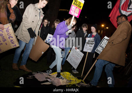 Cardiff, Royaume-Uni. Le 20 janvier, 2017. Des manifestants devant le château de Cardiff, au Pays de Galles dans le cadre d'une manifestation contre le président sortant, Donald Trump, organisé par Stand Up au racisme. Credit : Aimee Herd/Alamy Live News Banque D'Images