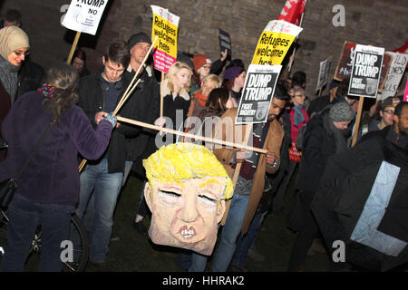 Cardiff, Royaume-Uni. Le 20 janvier, 2017. Des manifestants devant le château de Cardiff, au Pays de Galles dans le cadre d'une manifestation contre le président sortant, Donald Trump, organisé par Stand Up au racisme. Credit : Aimee Herd/Alamy Live News Banque D'Images