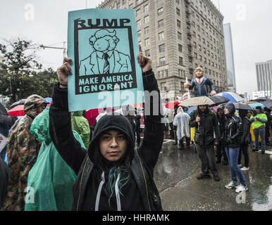 Los Angeles, USA. 20 Jan, 2017. En dépit de l'averse de pluie, les protestataires s'mars contre la présidence de Donald Trump. Un militant est représenté tenant une "Rump Faire Nord ignorants' contre signer. Les banques de crédit : Dave/ZUMA/Alamy Fil Live News Banque D'Images