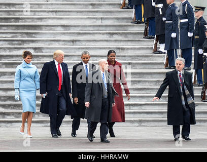 Washington, USA. 20 Jan, 2017. L'ancien président américain Barack Obama et son épouse Michelle Obama à pied à l'hélicoptère escorté par le président des États-Unis nouvellement inauguré l'atout de Donald et son épouse Melania Trump après Donald Trump a prêté serment en tant que 45e président des États-Unis à Washington, D.C. : Crédit Bao Dandan/Xinhua/Alamy Live News Banque D'Images