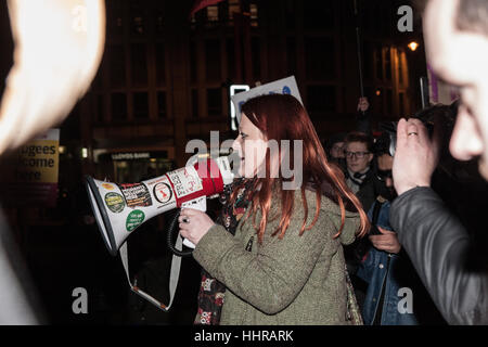 Cardiff, Royaume-Uni. Le 20 janvier, 2017. Des centaines de manifestants se sont réunis à l'extérieur du château de Cardiff pour protester contre la présidence des États-Unis de Donald Trump et ses opinions politiques à l'égard des femmes, des réfugiés et des communautés minoritaires. Credit : Taz Rahman/Alamy Live News Banque D'Images